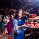 Frau in einem afrikanischen Lebensmitteladen mit einem POS-Kartenterminal (Foto: freepik, Nini)