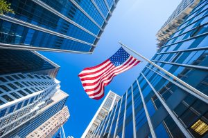 Banken Hochäuser mit US-Flagge (Foto: freepik, simmisimons) - Bankenkrise 2023: USA planen Regulierung – Eigenkapital soll steigen