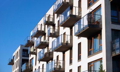 Mehrstöckiges modernes Wohnhaus mit Balkonen (Foto: freepik, pablographix)