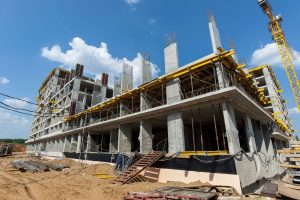 Rohbau eines großen mehrstöckigen Gebäudes (Foto: Freepik, constiv) - Baubranche 2023: geplatzte Aufträge verschärfen Wohnungskrise