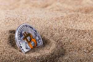 Bitcoin-Münze versinkt in Treibsand (Foto: freepik, olegdoroshin) - Bitcoin Prognose Update – Krypto am Ende?