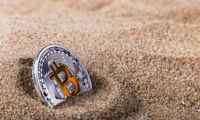 Bitcoin-Münze versinkt in Treibsand (Foto: freepik, olegdoroshin)