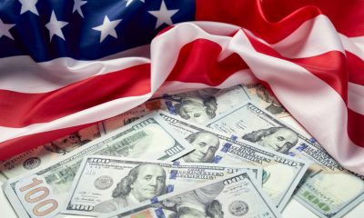 Flagge der USA und Dollar-Scheine (Foto: Freepik, wertinio)