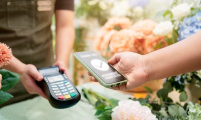 Kunde bezahlt per Handy in einem Geschäft (Foto: freepik, Lifestylememory)