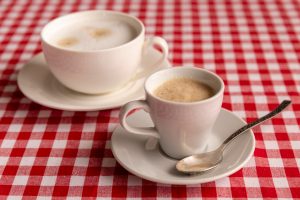 Zwei Tassen auf einem Tisch mit Milchkaffee und Kaffee Creme (Foto: freepik, freepik) - Milch-Kaffee und Co: Rechnungsprüfer kritisieren Steuer-Chaos