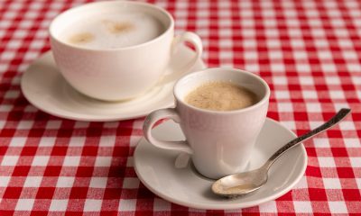 Zwei Tassen auf einem Tisch mit Milchkaffee und Kaffee Creme (Foto: freepik, freepik)