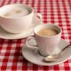 Zwei Tassen auf einem Tisch mit Milchkaffee und Kaffee Creme (Foto: freepik, freepik)