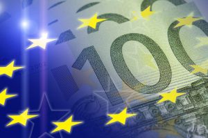 Collage mit Euro-Geldschein und Europa-Flagge (Foto: freepik, marketlan) - Inflation Euro aktuell: Verbraucherpreise August vor EZB-Entscheid