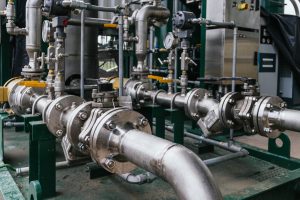 Rohrleitungen in einem Industriebetrieb (Foto: freepik, wirestock) - Viele Firmen sparen Gas bei gleicher Produktion