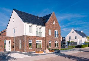 Straße mit Einfamilienhäusern (Foto: Freepik, baarssen) - Immobilienpreise: Häuser und Wohnungen – Preisrutsch um fast 10 Prozent