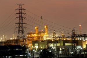 Chemie-Fabrik bei Nacht, davor Stromleitung (Foto: freepik, meepoohyaphoto) - Energiekrise Deutschland: Anlagenbauer lehnen Industriestrompreis ab
