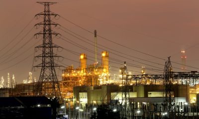 Chemie-Fabrik bei Nacht, davor Stromleitung (Foto: freepik, meepoohyaphoto)