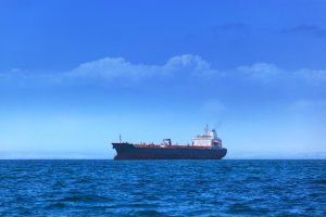Öltanker auf dem Meer (Foto: freepik, igterex) - Top oder Flop? Embargo und Preisdeckel für Öl aus Russland