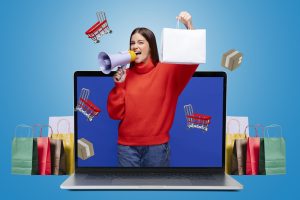 Collage mit Frau, die aus einem Laptop-Bildschirm rauswächst und ein Megafon und eine Einkaufstasche hält (Foto: freepik) - Amazon-Rabatte bei den Prime Deal Days: auf die Schnäppchen fertig – los