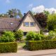 Einfamilienhaus in Deutschland mit Hecke und Garten (Foto: freepik, FrolovaElena)