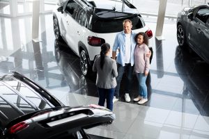 Mann und Frau lassen sich bei einem Autohändler beraten (Foto: freepik) - Beliebte Antriebe: Anteil von Elektroautos wächst – mehr EU-Zulassungen im Mai