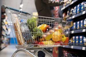Einkaufswagen mit Lebensmitteln in einem Supermarkt (Foto: freepik, freepik) - Inflation Deutschland aktuell: Verbraucher-Preise im Oktober 2023 nach EZB-Entscheid