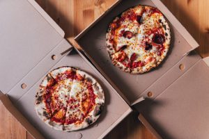 Zwei Pizzen in geöffneten Pappverpackungen (Foto: freepik, indstudio) - Essen und Trinken zum Mitnehmen: Mehrwegpflicht ab 2023