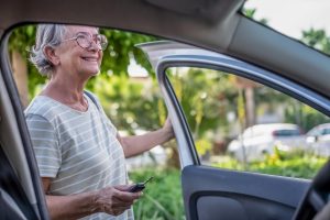 Senioren steigt in ein Auto (Foto: freepik, lucigerma) - KfZ-Versicherungen - das zahlen Senioren wirklich drauf