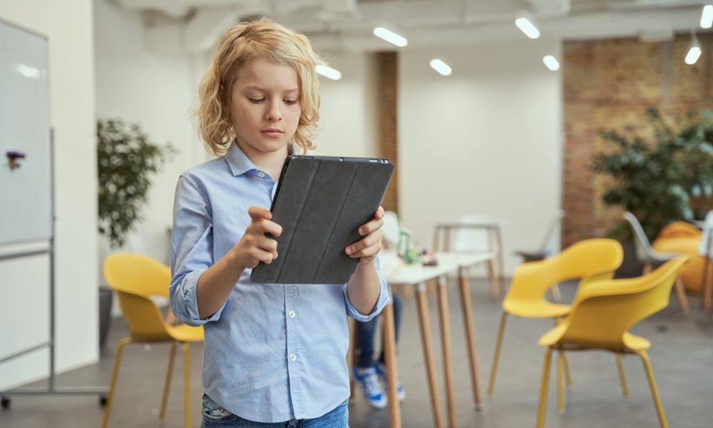 Schüler mit Tablet-Computer (Foto: freepik, konstantinraketa)