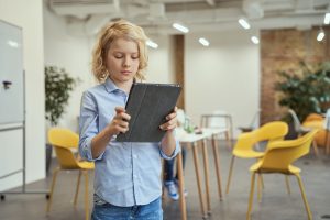 Schüler mit Tablet-Computer (Foto: freepik, konstantinraketa) - Schlechte Bildung kostet 700 Billionen Dollar Wirtschaftskraft
