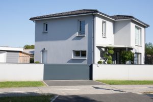Weißes Einfamilienhaus (Foto: freepik, sylv1rob1) - Hauskauf 2023: Kostenanstieg – Immobilien für Reiche zu teuer