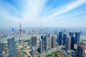 Skyline von Schanghai (Foto: freepik, TravelScape) - Konjunktur China aktuell: mehr Wachstum - aber hohe Jugendarbeitslosigkeit