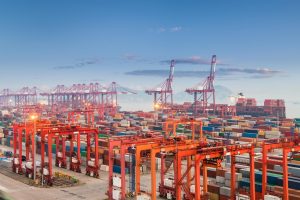 Containerterminals in Shanghai (Foto: freepiks, honeypics) - Handel USA aktuell: Geschäfte mit China stark wie nie