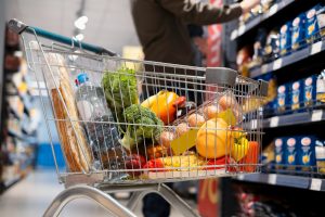 Einkaufwagen mit Lebensmitteln in einem Supermarkt (Foto: freepik, freepik) - Inflation USA aktuell – Trend der Verbraucherpreise und Fed-Prognose