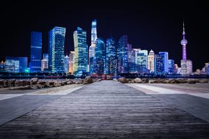Skyline von Schanghai bei Nacht - Chinas Inflation schwächer und Erzeugerpreise sinken