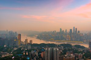 Skyline der Stadt Chongqing in China - Social Web in China fördert Umweltschutz
