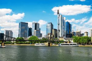 Blick auf die Skyline von Frankfurt am Main (Foto: freepik, frimufilms) - Einfach und flexibel über Finanzprodukte informieren