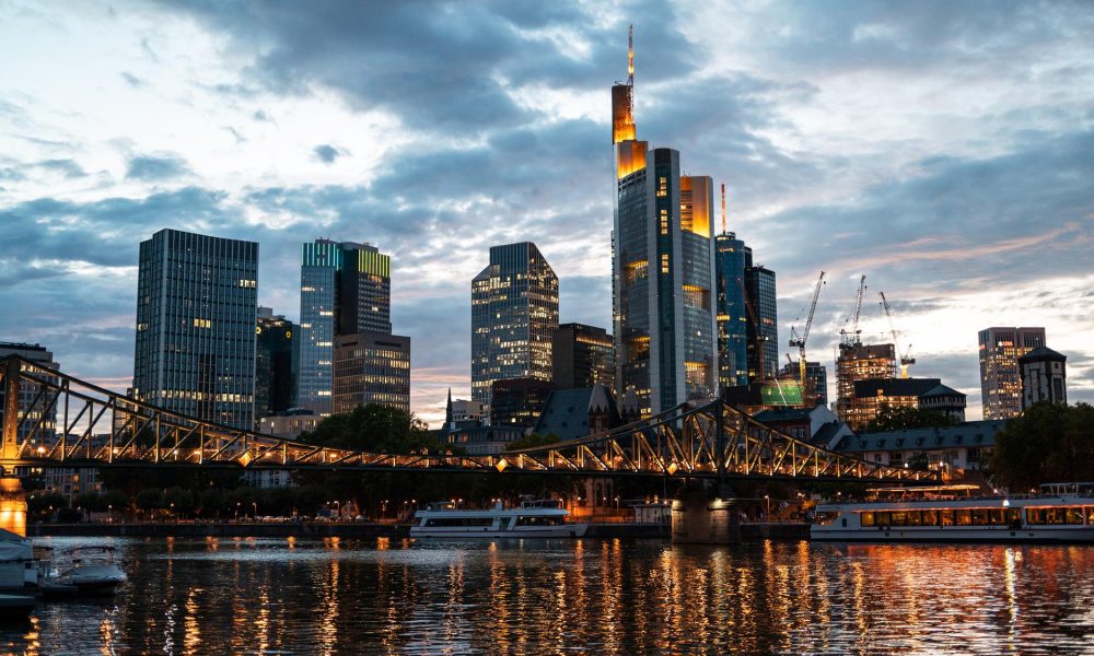 Skyline von Frankfurt mit Banken (freepiks, frimufilms)