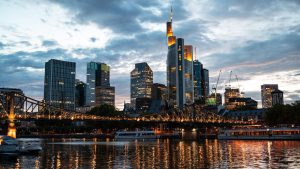 Skyline von Frankfurt mit Banken - Die Kreditstandards der Banken haben sich verschärft