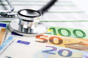 Stethoskop auf Euro-Geldscheinen (Foto: freepik, chormail) - Krankenkasse wechseln: Vorteile nutzen und Zusatzbeitrag sparen – so einfach ist es