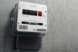 Stromzähler an einer Wand (Foto: freepik, pablographix) - Energie Preise aktuell – Neukundentarife billiger als Grundversorgung
