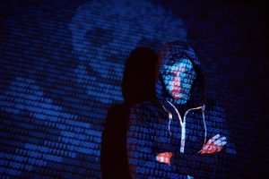 Symbolbild Cyber-Kriminalität mit Hacker und Totenkopf - Die meisten australischen Firmen zahlen bei Cyber-Attacken Lösegeld.