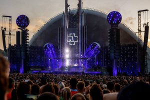 Bühne eines Rammstein-Konzerts (Foto: freepik, igorparusnikov) - Rammstein und Lindemann: lukrative Geschäfte – Markenkern Sex