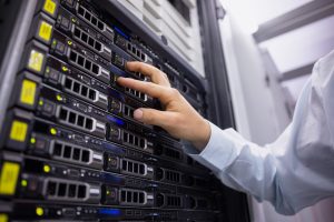 Techniker arbeitet an Serverschrank - Energieverbrauch der IT-Infrastruktur steigt bis 2030