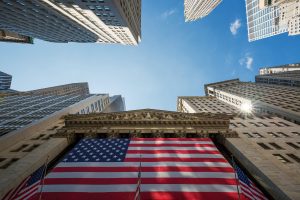 Wall Street -Börse in News York mit US-Flagge (Foto: freepik, vwalakte)