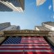 Wall Street -Börse in News York mit US-Flagge (Foto: freepik, vwalakte)