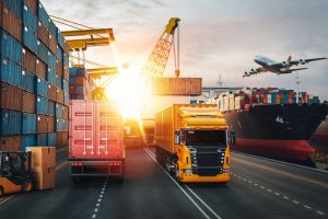 Container, Frachtschiff, Lkw und Flugzeug im Sonnenuntergang - Logistiker rüsten IT-Sicherheit auf