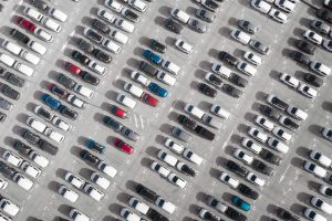 Luftbild von einem Parkplatz mit vielen Autos (Foto: freepik, freepik) - Neuwagen in der EU: Automarkt erholt sich nur schleppend