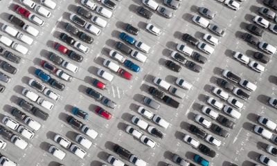 Luftbild von einem Parkplatz mit vielen Autos (Foto: freepik, freepik)