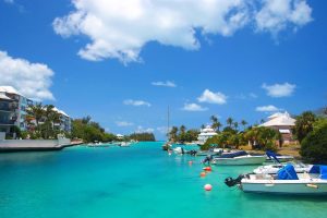 Tropische Bucht und Hafen auf Bermuda - Microsoft hat Milliarden an Steuern vermieden