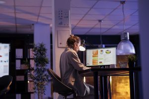 Frau sitzt abends am Schreibtisch in einem Büro (Foto: freepik, DCStudio) - Arbeitszeiten in Deutschland: Mache ich mehr Überstunden als andere?