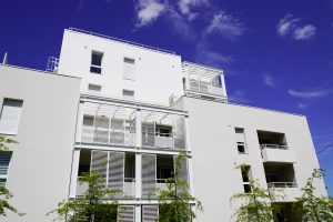 Weißes modernes Mehrfamilienhaus (Foto: freepik, sylv1rob1) - Wohnungskauf 2023: Regionen mit günstigen Preisen und guter Prognose und Renditechance