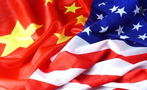 Chinesische und amerikanische Flagge (Bild: freepik, varavin88) -USA sperrt China aus: Was heißt Huawei-Bann für Europa?