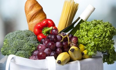 Einkaufstasche mit Obst, Gemüse, Brot, Wein und Nudeln (Foto: freepik, BillionPhotos)