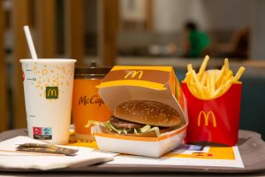 Produkte von McDonald's (Foto: freepik, New Africa) -McDonald’s Quartalszahlen: Kursrallye und Qualitätsoffensive – Prognose und Übersicht